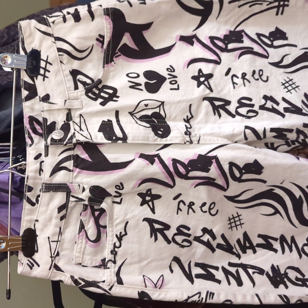 Reclaimed Vintage High Rise Graffiti Jeans White Black Lilac - Picture 4 of 11